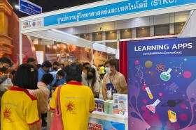 ศุภมาส รมว.กระทรวง อว. พร้อมคณะผู้บริหาร เยี่ยมชมบูธศูนย์ควา ... พารามิเตอร์รูปภาพ 7