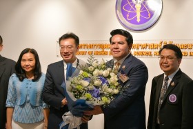 “สุรศักดิ์” เข้าศักการะสิ่งศักดิ์ประจำกระทรวง อว.พร้อมเตรียม ... พารามิเตอร์รูปภาพ 1